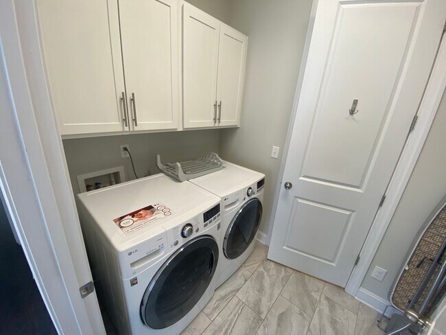 Building Photo - Stunning move in ready home located in the...