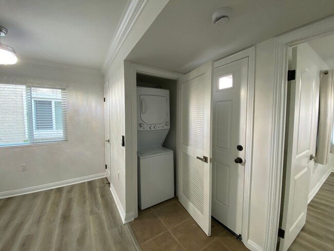 Building Photo - Beautifully Renovated 1-Bedroom Condo in R...