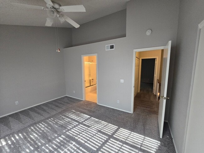 Building Photo - 2 Bedroom/2.5 Bathroom Townhome in Chandler