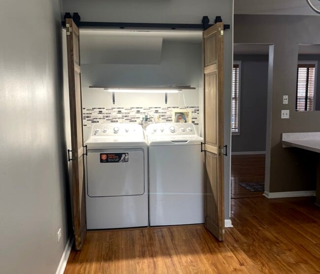 Building Photo - 939 Symphony Dr