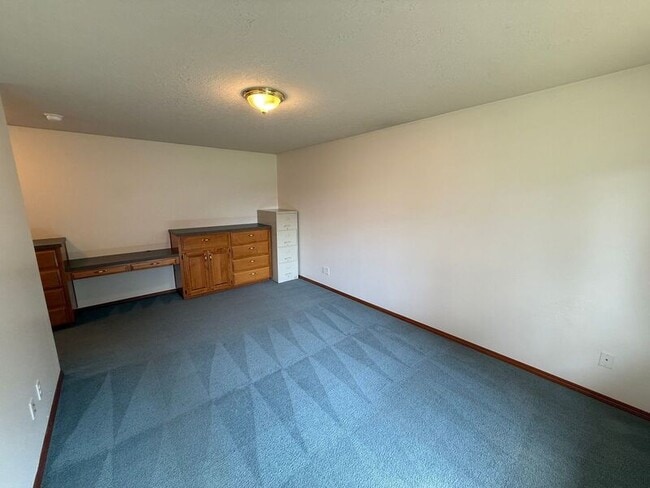 Building Photo - 460 SE Conifer Pl