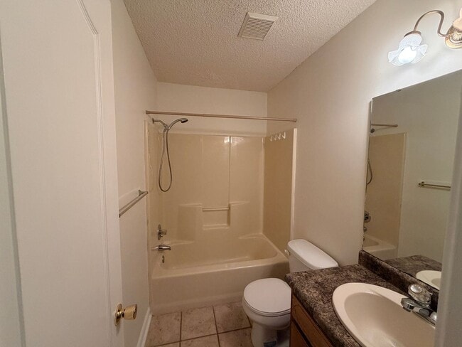 Building Photo - 3 Bedroom/2 Bath home in North Lake Subdiv...