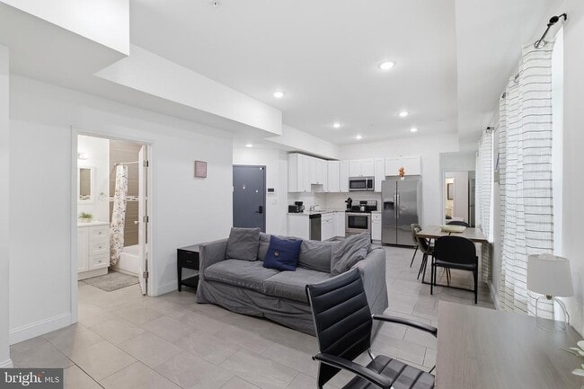 Building Photo - 925 N Broad St