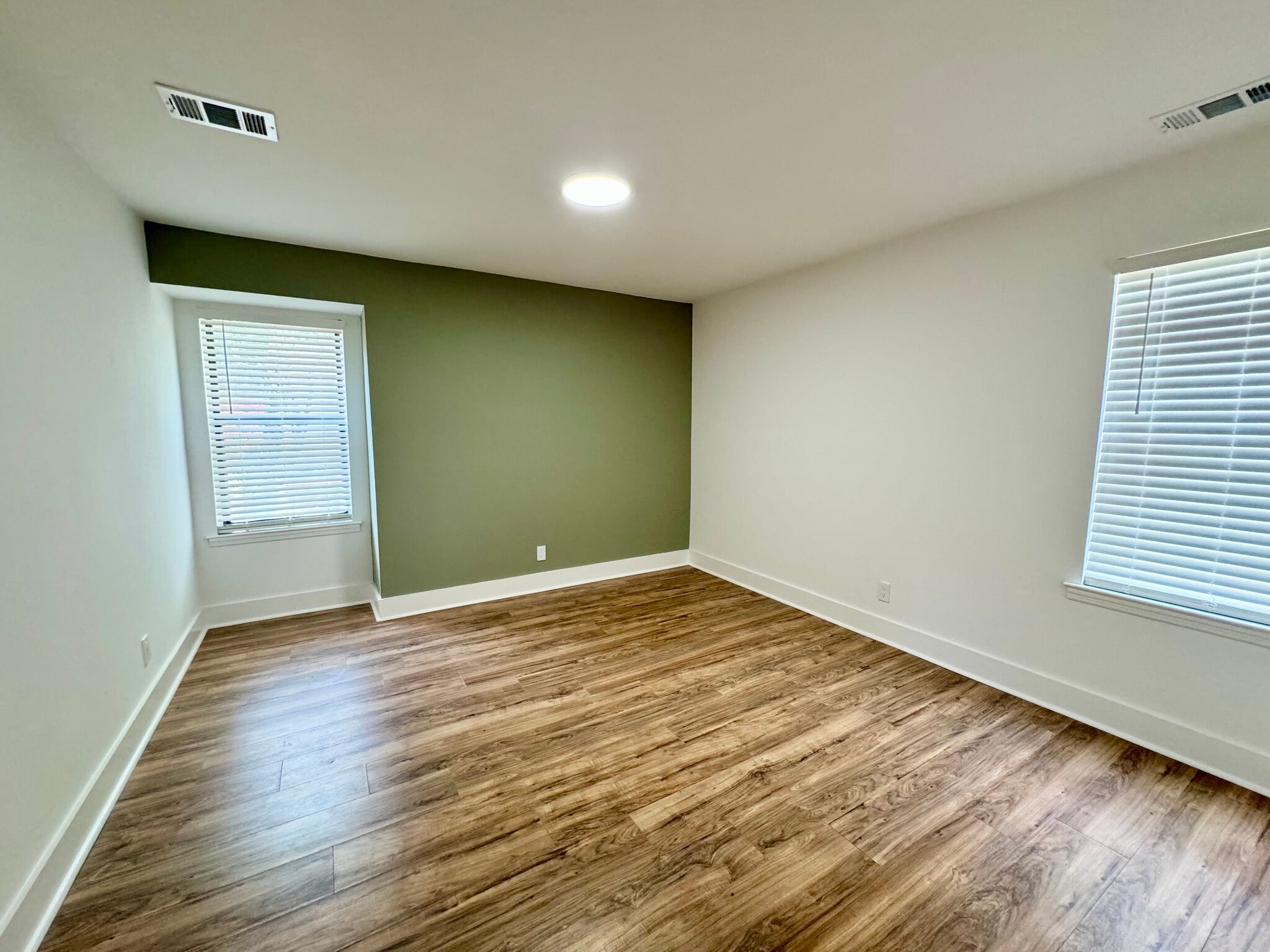 Building Photo - 1904 Variations Dr NE