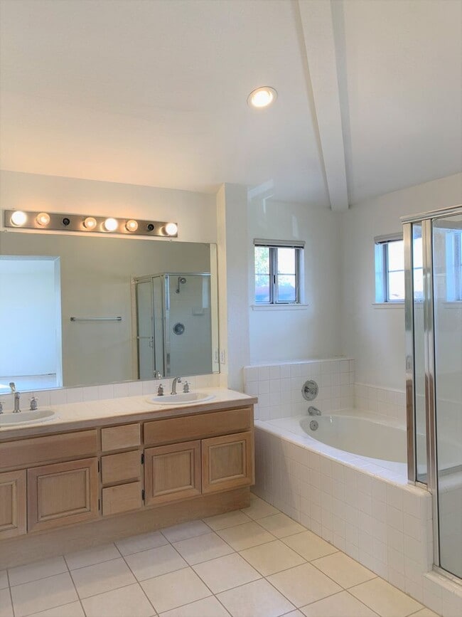 Building Photo - Beautiful 3 Bedrooms, 2.5 Baths Home with 3 Garage in Gated West Covina Community