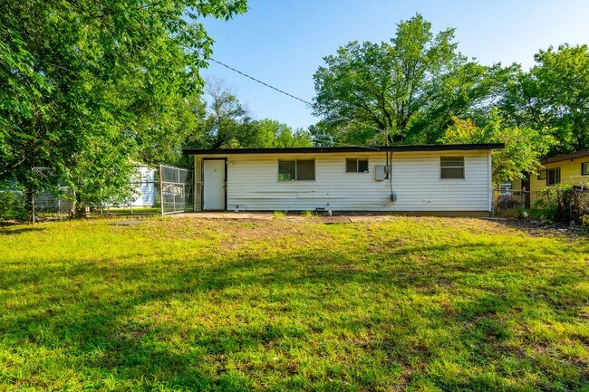 Building Photo - 3 Bed 1 Bath in Tulsa!