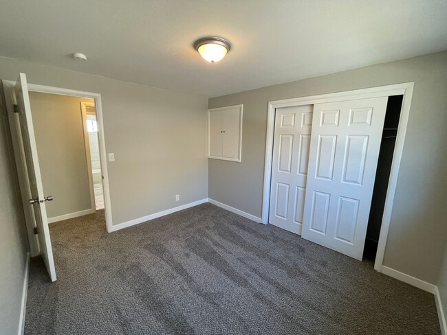 Building Photo - 4 Bed/1.5 Home Bath in Ogden