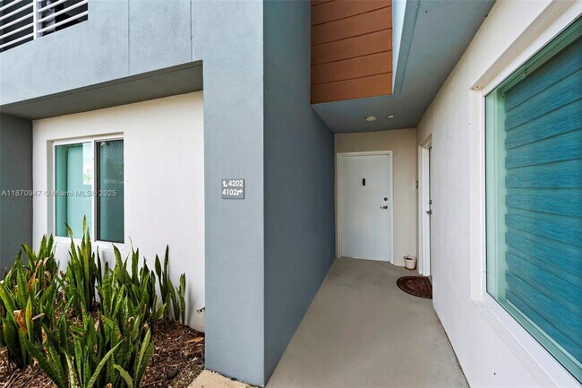 Building Photo - Distinctive 3-Bedroom Garden Villa in Aven...