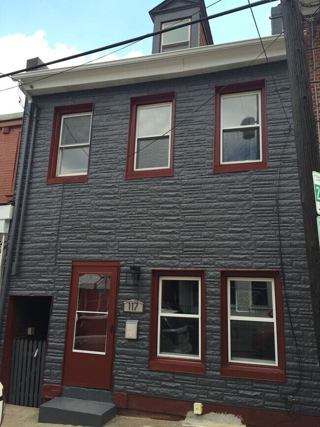 Building Photo - Gorgeous 3 Bedroom Reno in South Side. Ope...