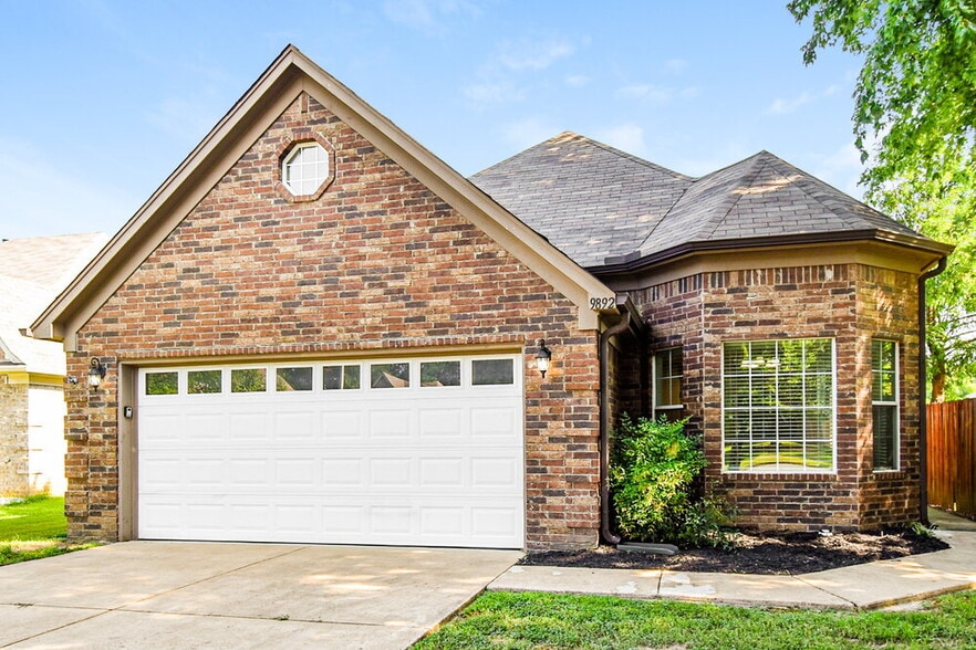 Building Photo - 9892 Southern Oak Way