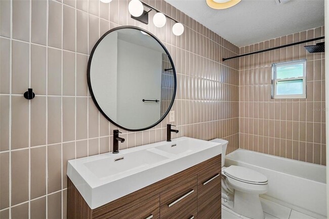 Building Photo - 779 12th Ave N