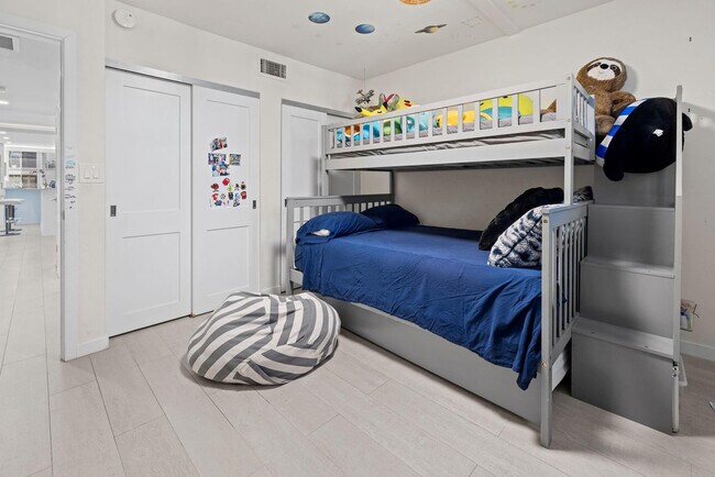 Building Photo - 3100 NE 49th St