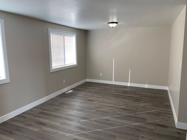 Building Photo - Updated 4 Bed Home with Large Yard