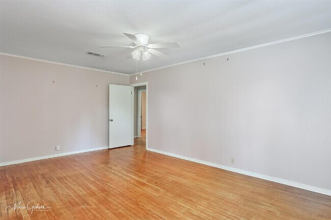 Building Photo - "Charming 2-Bedroom Retreat with Spacious ...