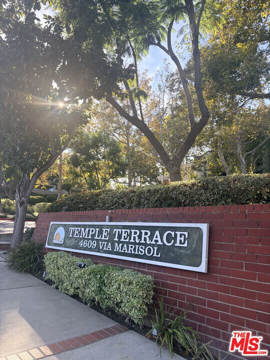 Building Photo - 805 Temple Terrace