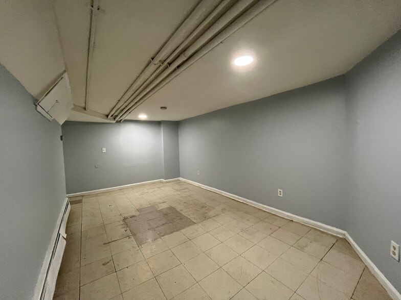 Building Photo - 147 Bostwick Ave