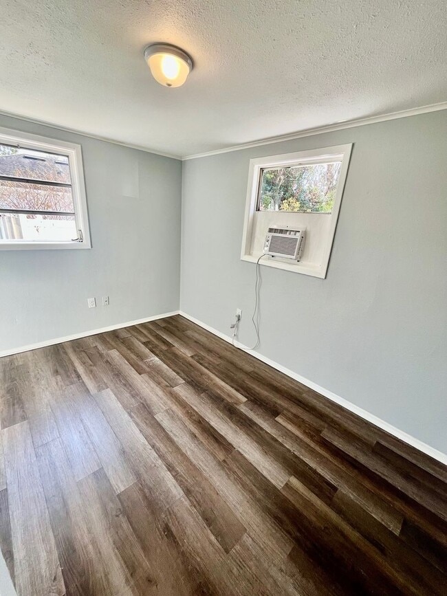 Building Photo - Cute 2BR/1BA Zephyrhills Duplex NO APPLICATION FEE!