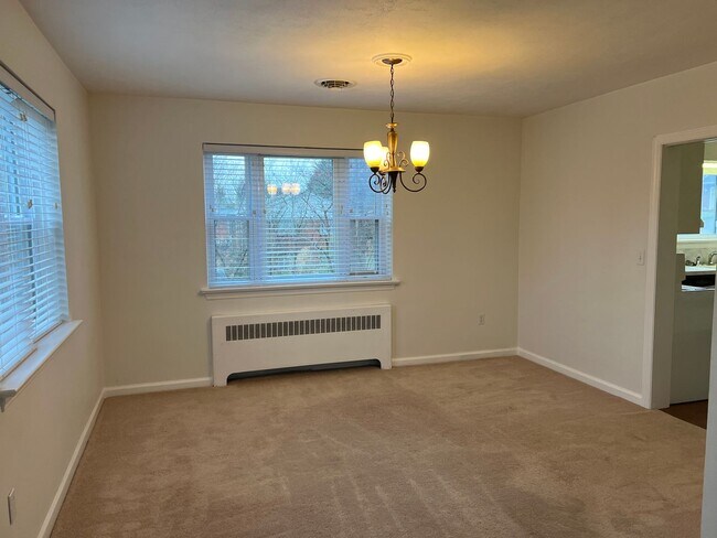 Building Photo - 405 Hemlock Dr SE