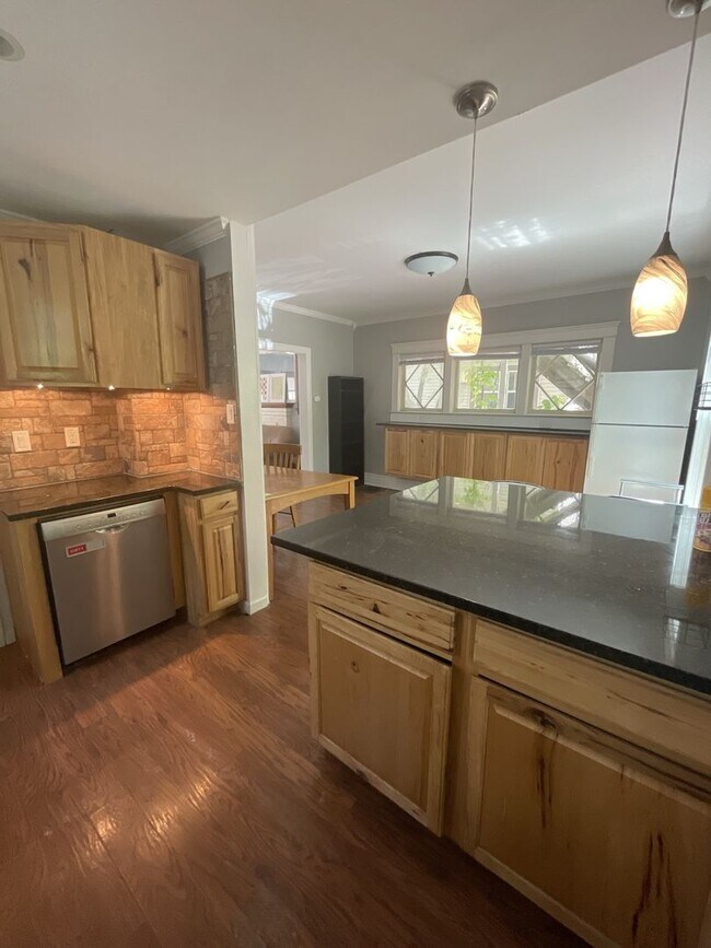 Building Photo - 952 Greenwood Ave