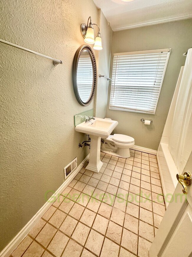 Building Photo - Huge 4 Bedroom 2 Bath House across from Rose City Golf Course