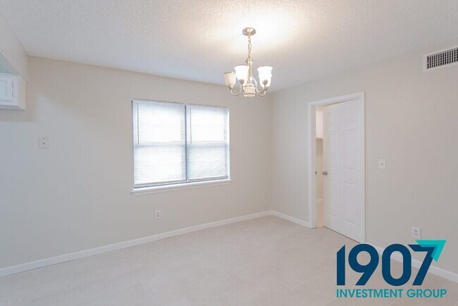 Building Photo - Stunning 3-Bedroom Home with Dramatic Vaulted Ceilings and Loft in OKC!