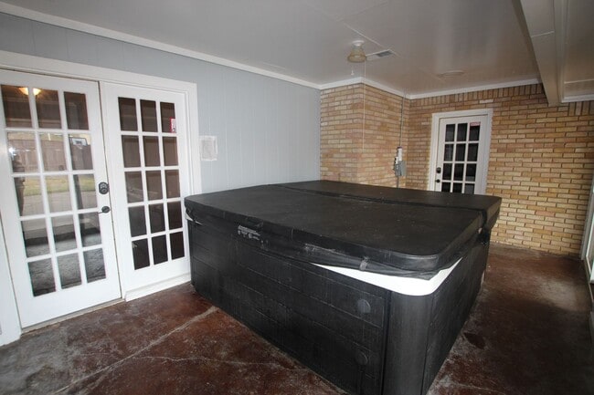 Building Photo - Available Now! Spacious 4 Bed/3 Bath Home ...