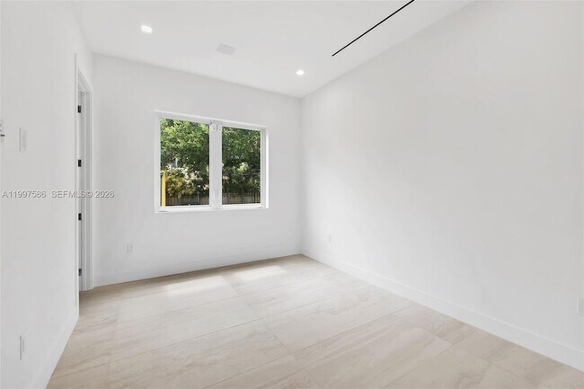 Building Photo - 1615 NE 3rd Ct