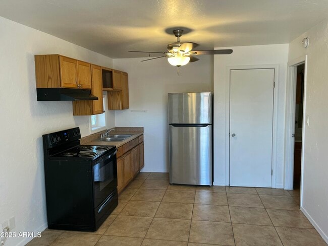 Building Photo - 427 E Friar Ave