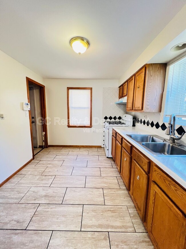 Building Photo - 12870 S Green St