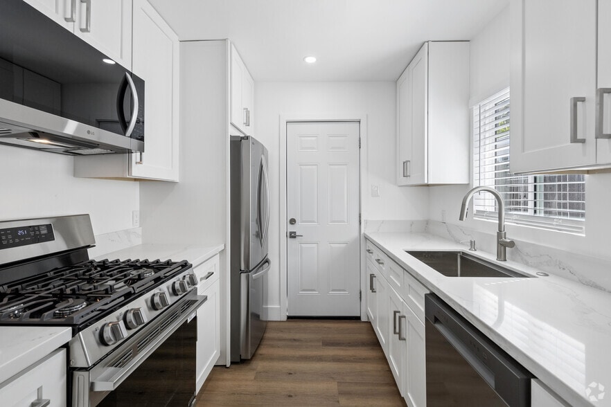 Studio, 1BA - 500SF - Kitchen - 1022 Tait St