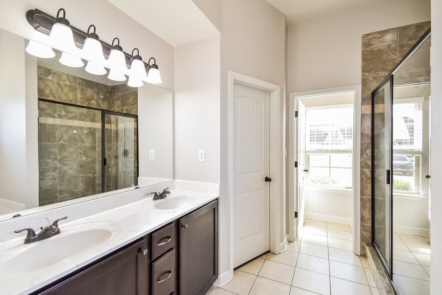 Building Photo - 3363 Hill Valley Ln