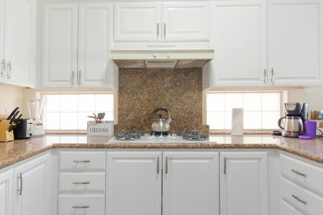 Building Photo - 38625 Desert Mirage Dr