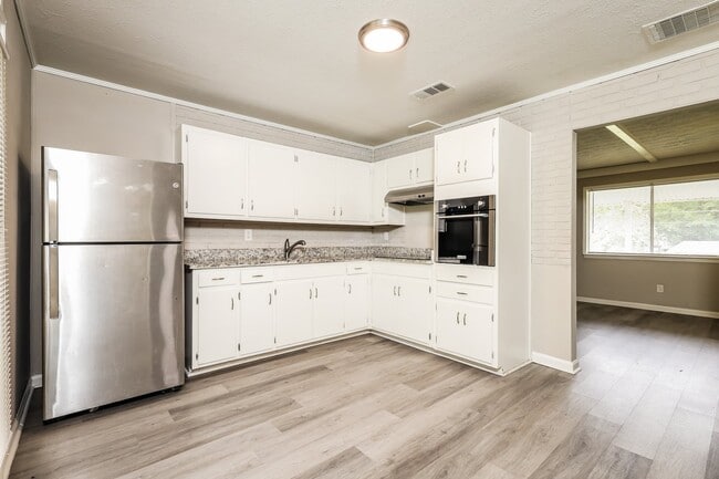 Building Photo - 904 Kirkland Dr