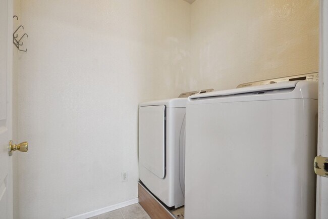 Building Photo - 4 Bedroom Single Family in Denver