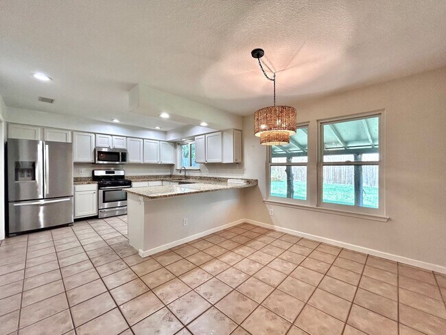 Building Photo - Cozy 3-Bedroom, 2-Bath Home with Covered D...