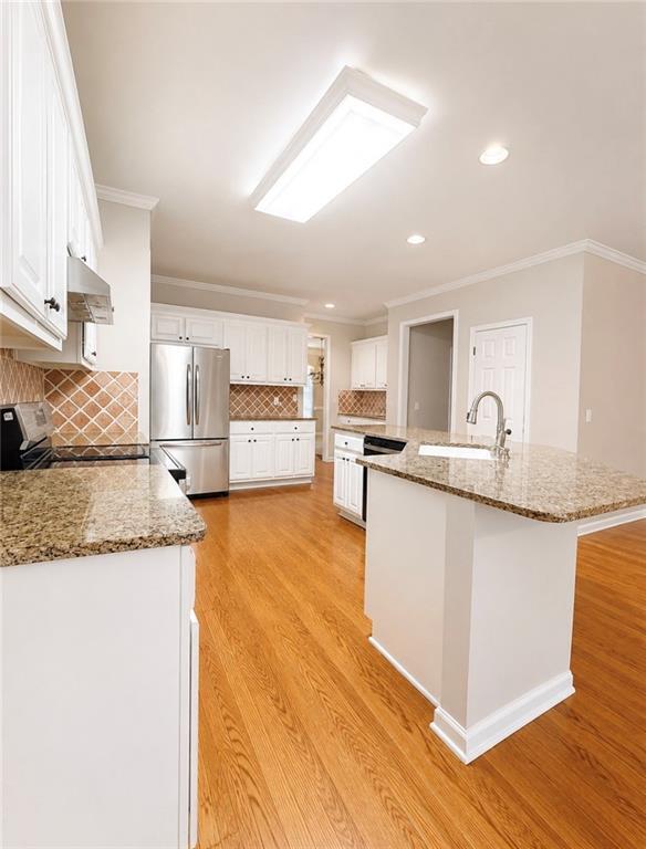 Building Photo - 3235 Bentwood Close