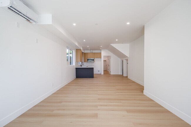 Building Photo - 1330 S Longwood Ave