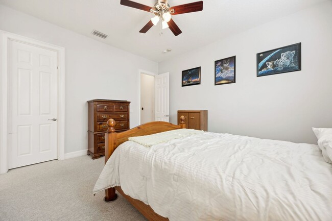 Building Photo - WALK TO THE BEACH!