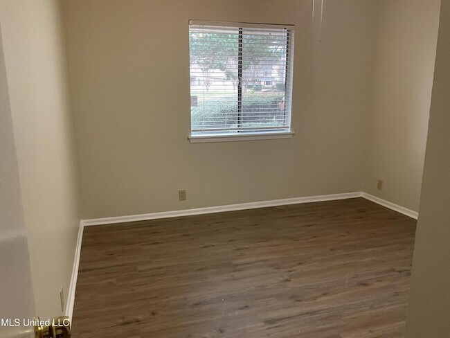 Building Photo - 139 Lakebend Cir