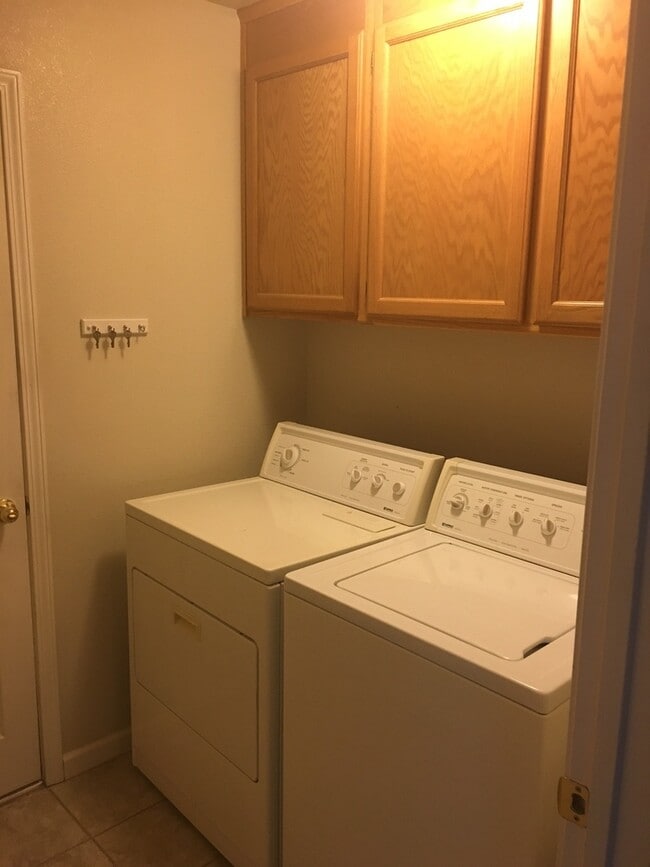 Building Photo - Beautiful home in desired location