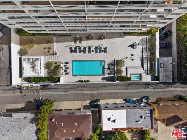 Building Photo - 999 N Doheny Dr