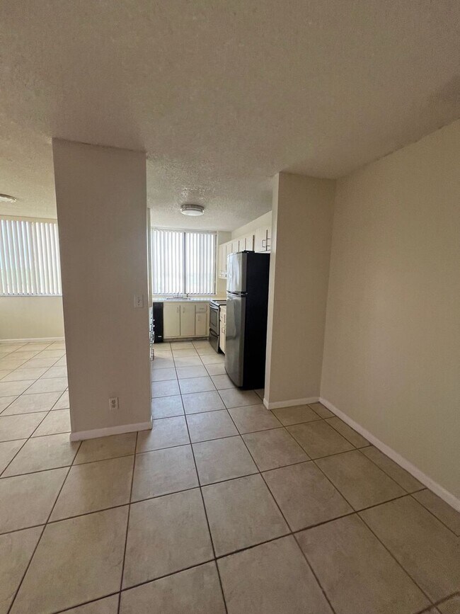 Building Photo - Spacious 2BD / 2BA Apartment - No minimum ...
