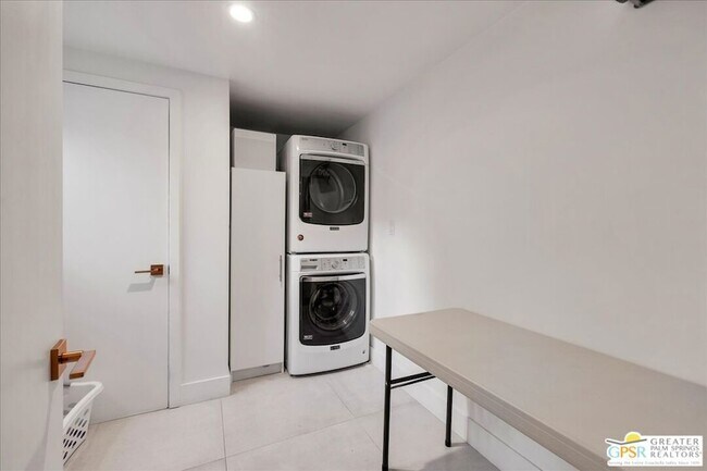 Building Photo - 605 E Sierra Way