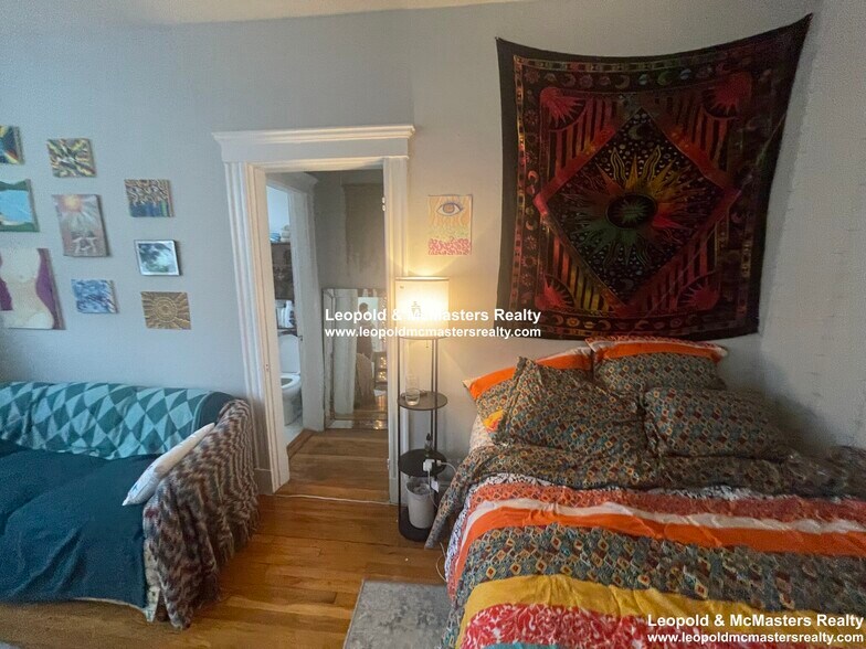 Building Photo - 225 Kelton St