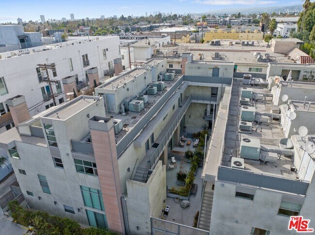 Building Photo - 5806 Waring Ave