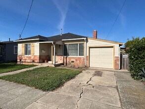 Building Photo - "Cozy Elegance Awaits: 3-Bed, 2-Bath Gem w...