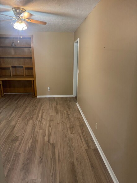 Building Photo - 250 Rosedale Rd