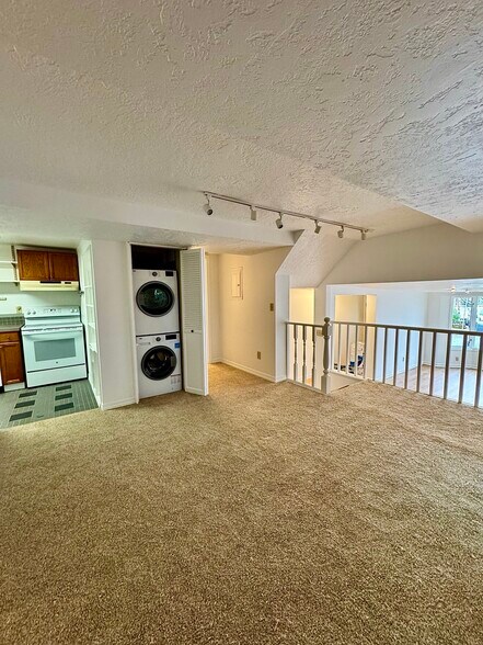 Building Photo - 3405 SW Barbur Blvd