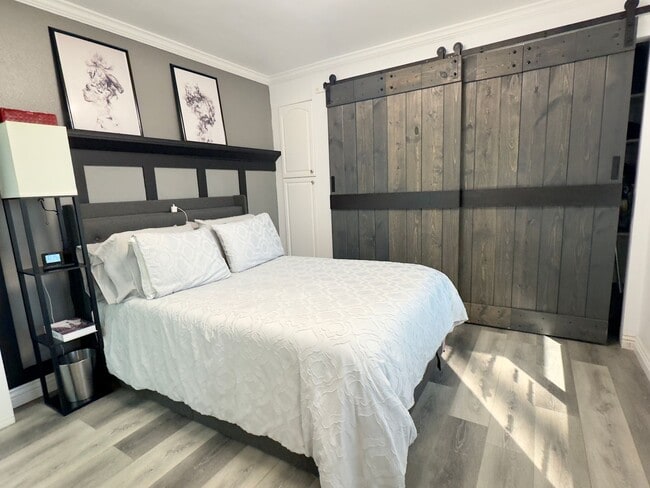 Building Photo - Upgraded One-Bedroom in Kensington