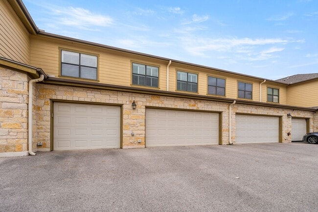 Building Photo - Executive Style in the Heart of Town Centre